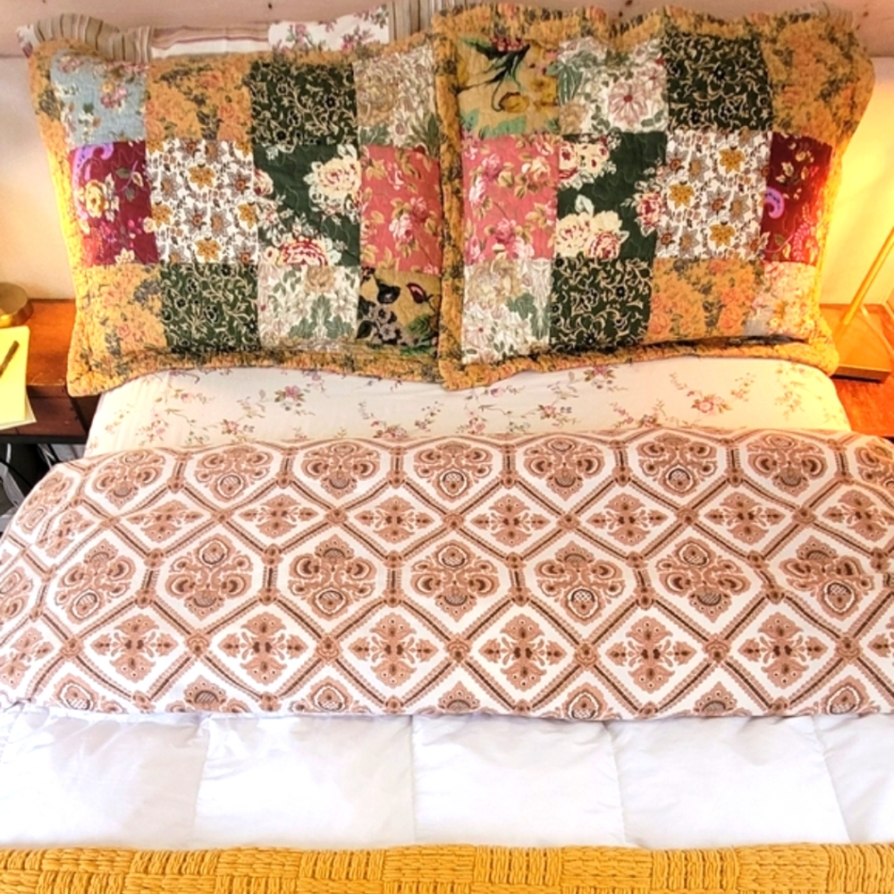 SOLD - VINTAGE Queen Sz 7pc Bedding Set - Picture 2 of 15